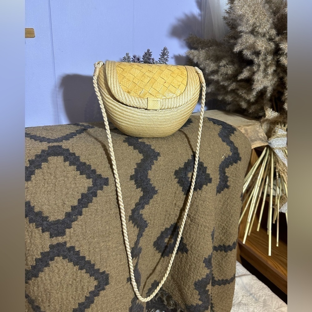 Vintage straw crossbody bag